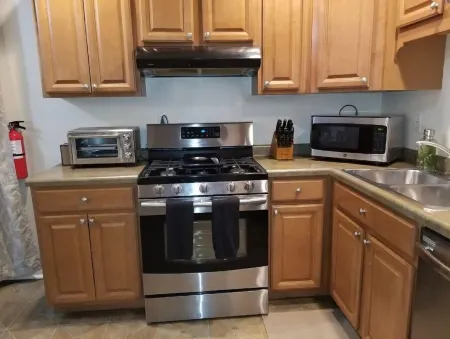 Lyle and Taylor present-Spacious Private Apt