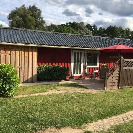 Idyllic vacation home away from the city noise directly on the Müritz arm