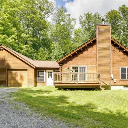 4 Mi to Mount Snow: West Dover Cabin w/ Game Room