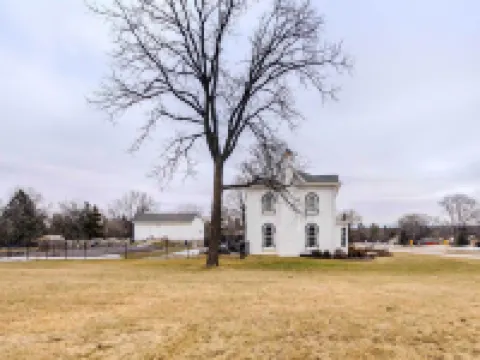 Historic Brookfield Farm Home ~ 14 Mi to Milwaukee Hotels in Brookfield