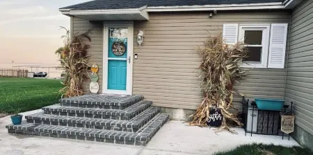 Waterfront Lake House, Kayaks and Large Yard Отели рядом с достопримечательностью «Университет Висконсин в Ошкош»