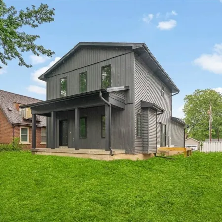 Modern 4 Bed/3.5 Bath Farmhouse Steps to Downtown CF!