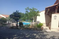 AU CALME... AU FIL DE L'EAU<br>4 travellers: Studio 2 beds. 1 shower.  Kitchen<br><br><br> Hôtels à : Vidauban
