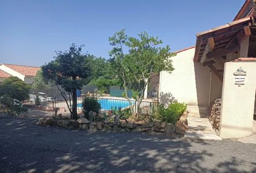 AU CALME... AU FIL DE L'EAU<br>4 travellers: Studio 2 beds. 1 shower.  Kitchen<br><br><br> Hotels in Vidauban