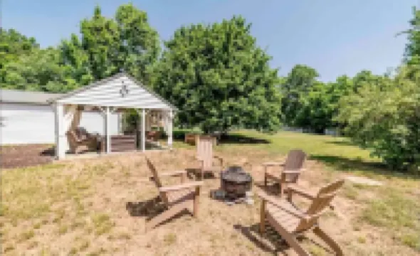 Charming Magnolia Cottage with Hot Tub Near Liberty & Downtown