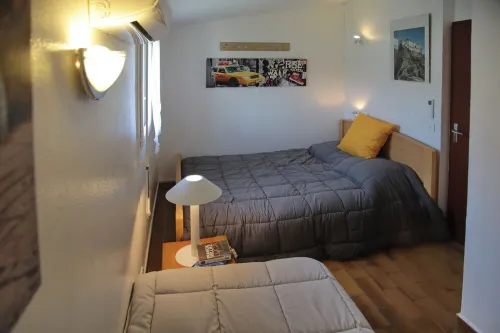 Quiet house 1km from the beach, with tennis court and communal swimming pools