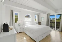 Large Home on Quiet Street Steps from Sunny Cove Beach, Private Pickleball Court Hotels in Twin Lakes