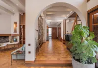 Azatis Luxury Villa - 4-Star