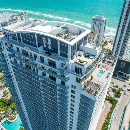 2BR Ocean Penthouse: Private Terrace & Hot Tub
