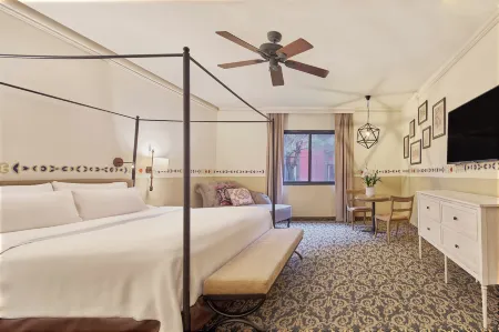 Fiesta Americana Hacienda Galindo Resort & Spa Отели рядом с достопримечательностью «La Palapa»