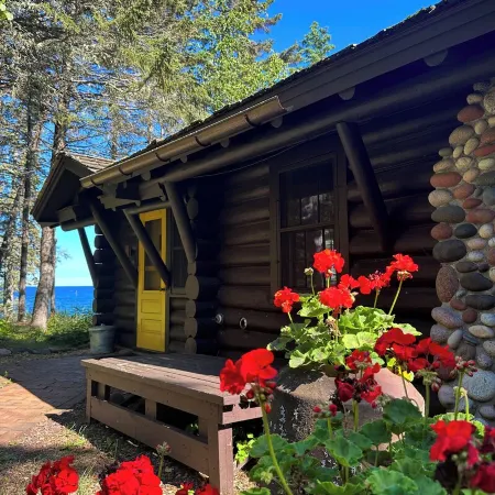 Storybook Northwoods Log Cabin on Lake Superior between Lutsen and Grand Marais