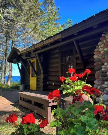 Storybook Northwoods Log Cabin on Lake Superior between Lutsen and Grand Marais