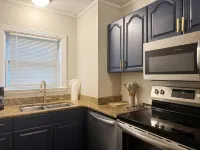Spring Street Suites B / Stylish 3BD/1BA Apt