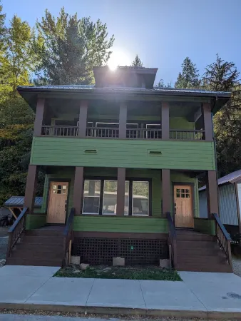 Cozy, remodeled townhome retreat in downtown Historic Wallace!