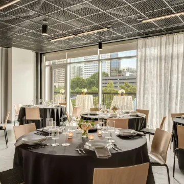Moxy Charlotte Downtown Отели рядом с достопримечательностью «Банк оф Америка Стадиум»