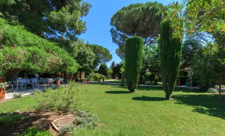 Auberge de Cassagne & Spa Отели рядом с достопримечательностью «Camping du Grand Bois»