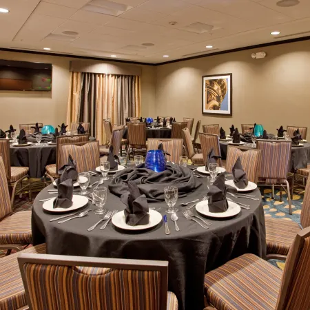 Holiday Inn Express & Suites ST. JOSEPH by IHG