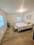 Superb 3-bedroom, 2 bath house on lake erie. 2 min drive to Barcelona Harbor!