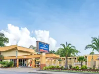 Howard Johnson by Wyndham Historic Lake Charles Hotels near Lake Charles Power Centre