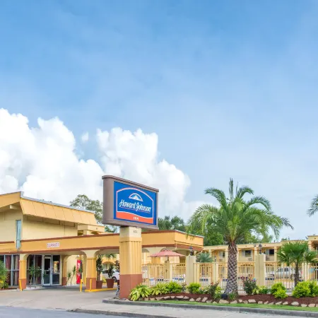 Howard Johnson by Wyndham Historic Lake Charles Отели рядом с достопримечательностью «Север Бич»
