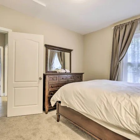 2 Mi to Downtown: Springfield Apt w/ Balcony!
