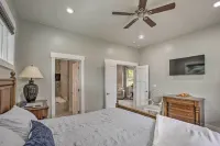 < 1 Mi to Dtwn Ludington: Bright Lower-Level Unit - parkir