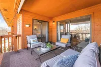 ブライト スタイリッシュ コンド ウィズ バルコニー