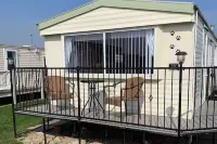 2Bed Caravan Sleeps 6- Beach Access Pets Parking - Chalets