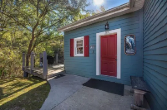 Classic Romantic Creek View D/T Cottage~ Walk to Town & at ~Relax on the Porch