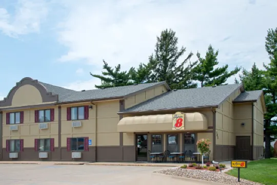 佩拉温德姆速8酒店