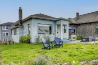 Beachfront Cottage on Seaside Promenade w/ Hot Tub - Wifi