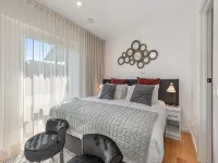 Comfy Studio with Shared Backyard near Racecourse - Apartments