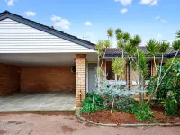Bright 2-Bed Unit Near Scarborough Beach 士嘉堡酒店