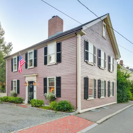 < 1 Mi to Dtwn Salem: Apt w/ Shared Patio & Yard!