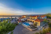 Villa BEACHFRONT with 4 bedrooms and 3.5 bathrooms