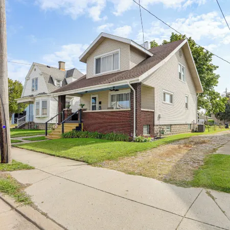 1 Mi to Cedar Point: Family Getaway w/ Porch!