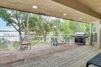 Bring Your Boat! Lakefront Home w/ Dock in Grove - 3 estrellas