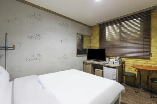 Queen Motel Andong Отели в г. Андон