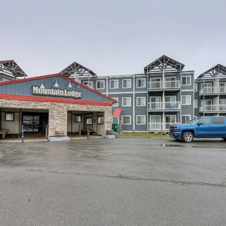 Snowshoe Condo w/ Mtn Views, Walk to Ski Lift