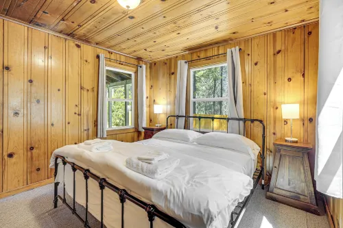 Walk to Winery: Cozy Cabin w/ Fire Pit in Murphys - parking