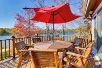 Waterfront Haven on Pines Lake Ski, Swim and Relax - homestay