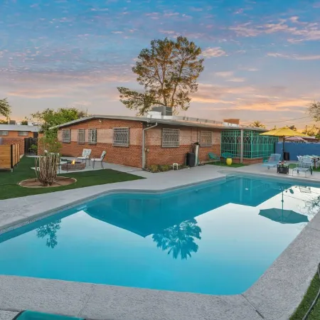 Lester Place: Retro-Inspired Artist’s Escape with Pool!