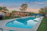 Lester Place: Retro-Inspired Artist’s Escape with Pool!