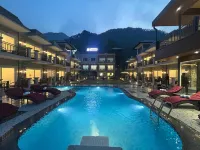 Amritara Chakra River Resort (Closest Luxury Resort to Neelkanth Temple) - piscina
