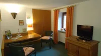 Pension Landhaus Fischer - parking