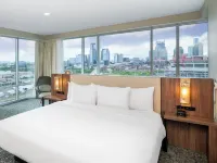 La Quinta Inn & Suites by Wyndham Nashville Downtown/Stadium Hotels near Cumberland Park