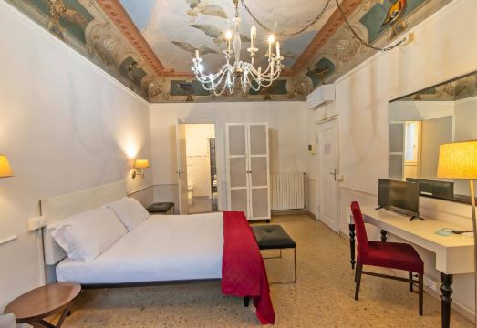 두오모 뷰의 객실 내부