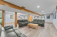 First Class "ARCADE" /18 Person/3400 sq ft/10 Bed/Firepit/Huge Kitchen/Fireplace