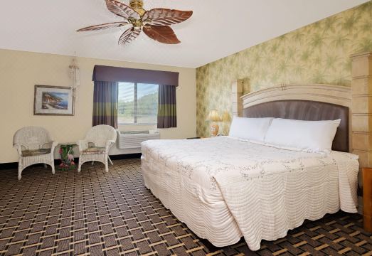 Super 8 by Wyndham Cloquet