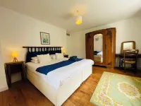 Le Gite De Cadran Solaire (3 Bedrooms, Sleeps 8)
